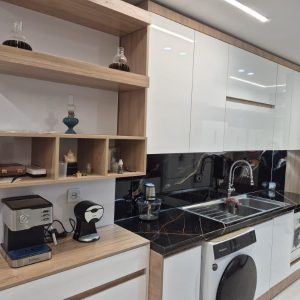 کابینت آشپزخانه مدرن هایگلاس سفید و طرح چوب با طراحی سفارشی